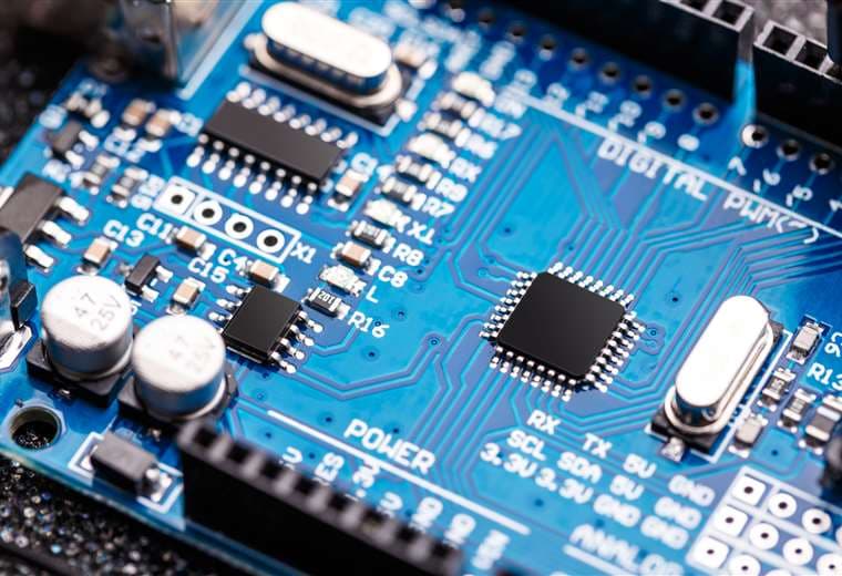 China amenaza con "acciones legales" por veto de EE. UU. a chips
