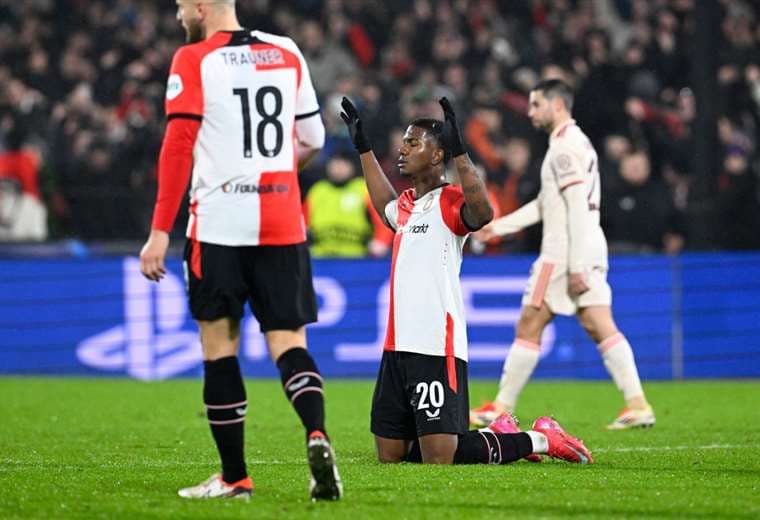 Jeyland Mitchell no pudo iniciar pretemporada con el Feyenoord