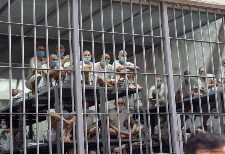 Arrestan a abogada de migrantes deportados a El Salvador