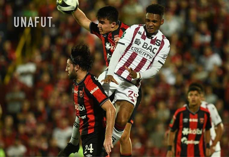Clásico de dientes apretados: La Liga y Saprissa empatan sin goles