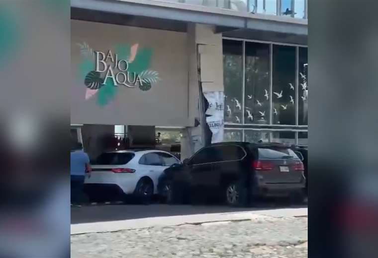 Otro carro choca contra el mismo local en Escazú en menos de ocho meses