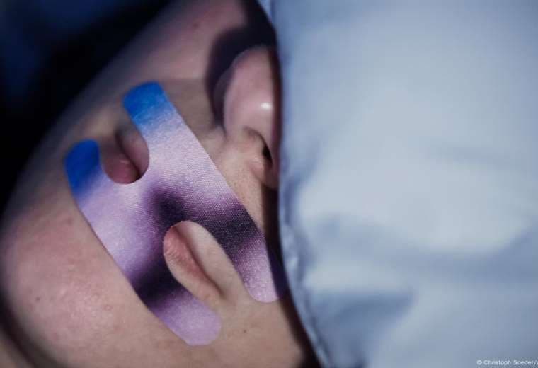 Tendencia de TikTok de dormir con cinta en la boca preocupa a médicos