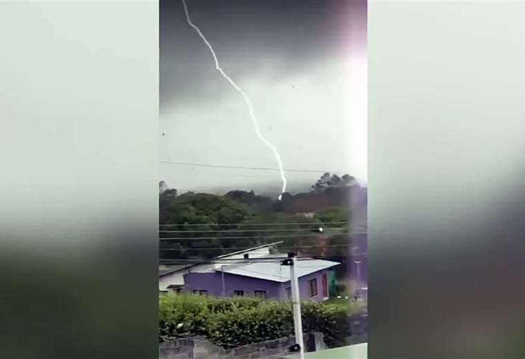 "¡Padre Celestial, Jesucristo!”: Torbellino atemorizó este viernes a vecinos de Santa Ana