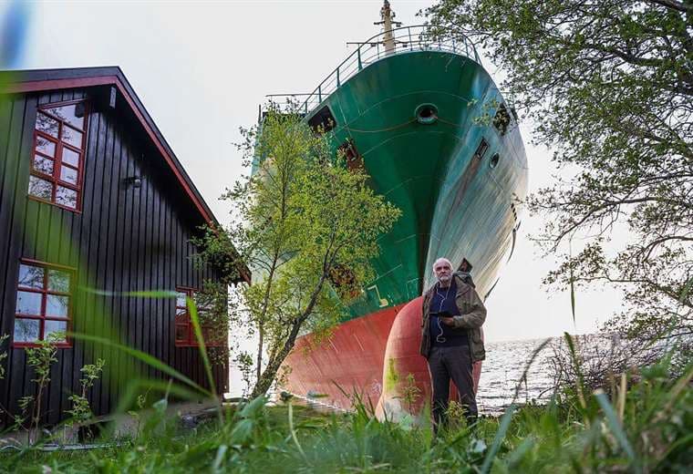 Hombre en Noruega despertó y encontró enorme buque de carga en su jardín