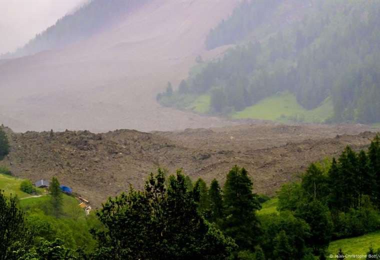 Deslizamiento de glaciar en Suiza sepulta parcialmente un pueblo