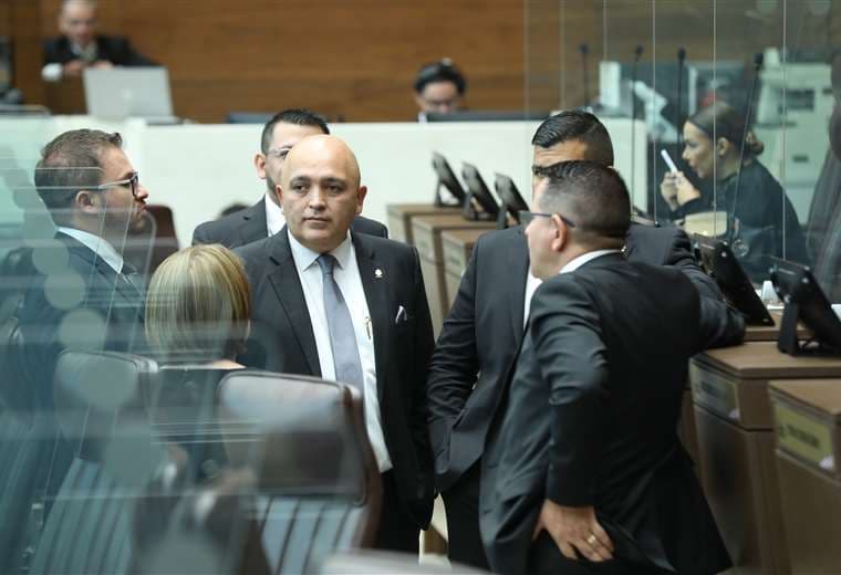 Congreso admite reforma constitucional para prohibir doble postulación