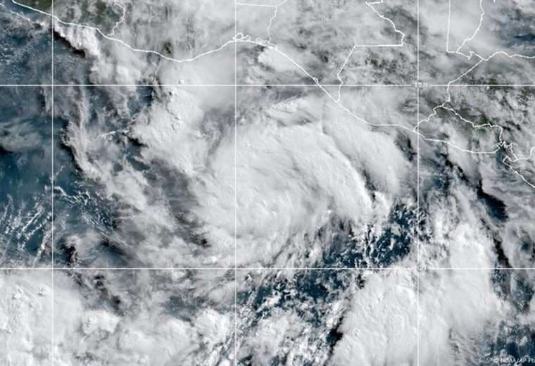 Tormenta Erick se convierte en huracán en el Pacífico cerca de México