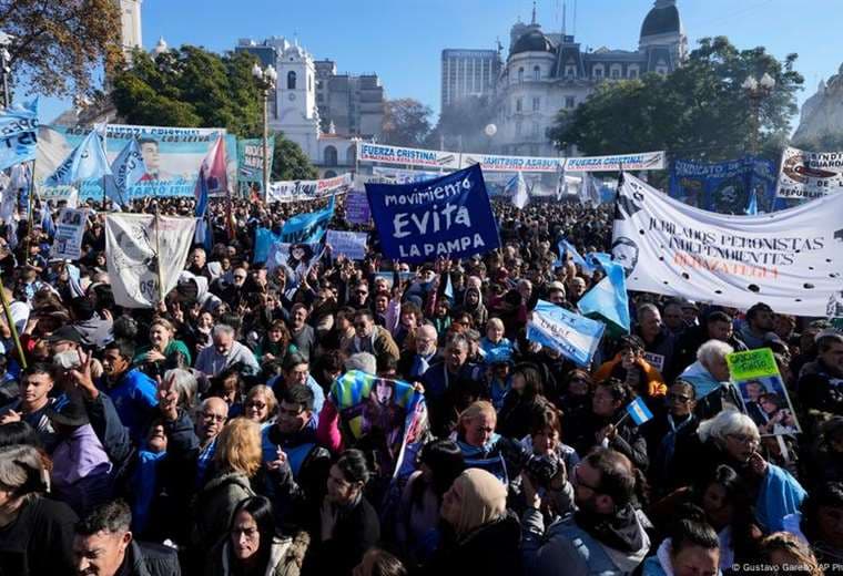 Miles salen a la calle para apoyar a expresidenta Fernández en Argentina