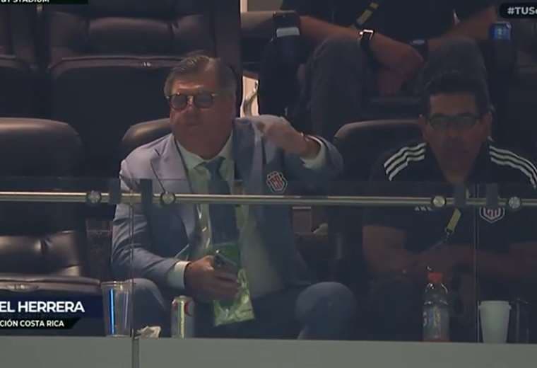 Miguel Herrera observó de cerca el triunfo de México 