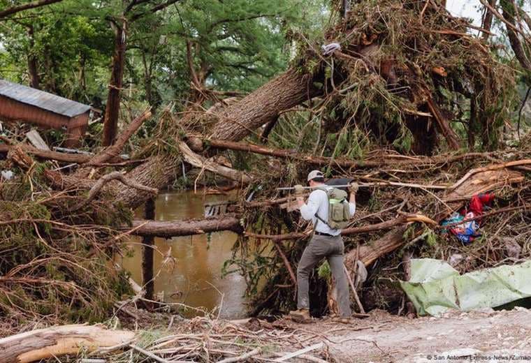 Suben a 120 los muertos por las devastadoras inundaciones en Texas