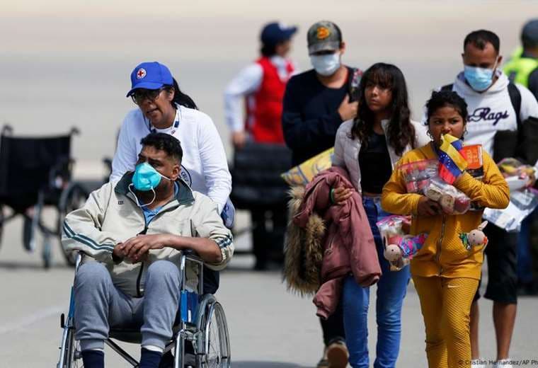 Más de 300 migrantes retornan a Venezuela en vuelo desde México