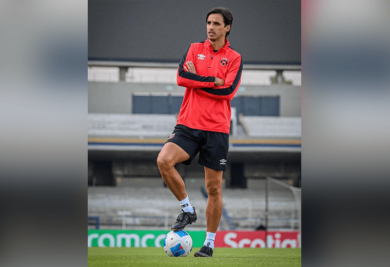 Bryan Ruiz no continuará en Alajuelense para atender asuntos personales