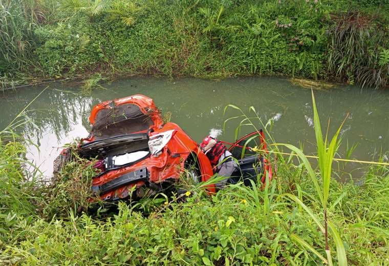 Buzos recuperan cuerpo de taxista que murió tras caer a poza en Parrita