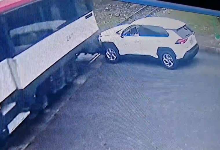 Video: Así fue como carro se le atravesó al tren en Tibás