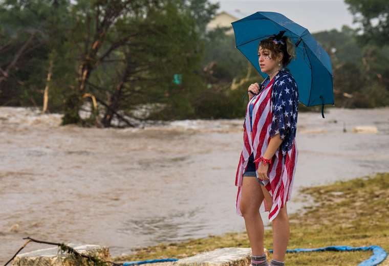 Al menos 24 muertos y hasta 25 niñas desaparecidas en "terribles" inundaciones en Texas