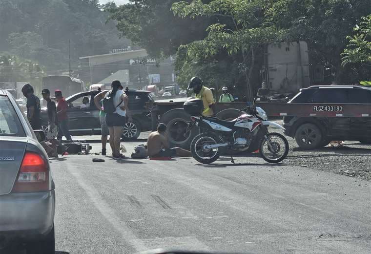 Motociclista muere atropellado por tráiler en Limón