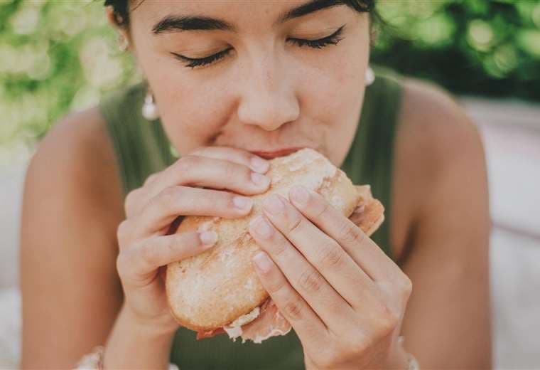 ¿Cuál es el pan más saludable y qué debe revisar antes de comprarlo?