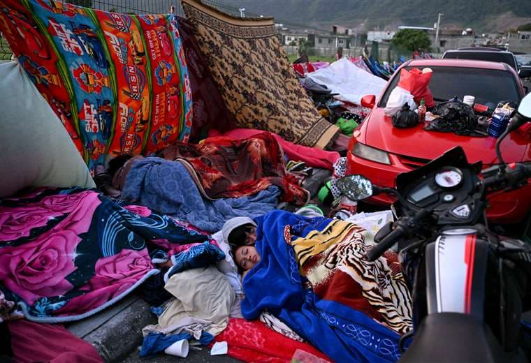 Guatemaltecos duermen en las calles tras sismos que causaron tres muertos